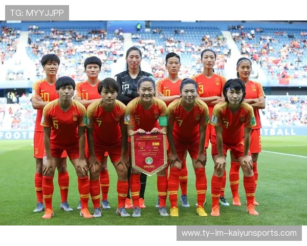 中国女足出战国际赛事 喜获鼓舞 成绩遥遥领先，中国女足队员获国际足联